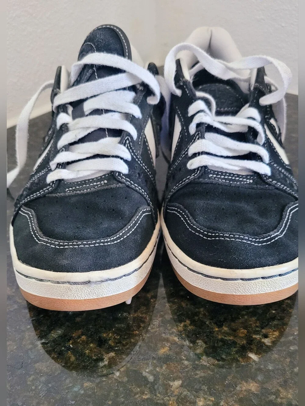 Converse Unisex Black and White Low-Top Sneakers - Picture 7 of 8
